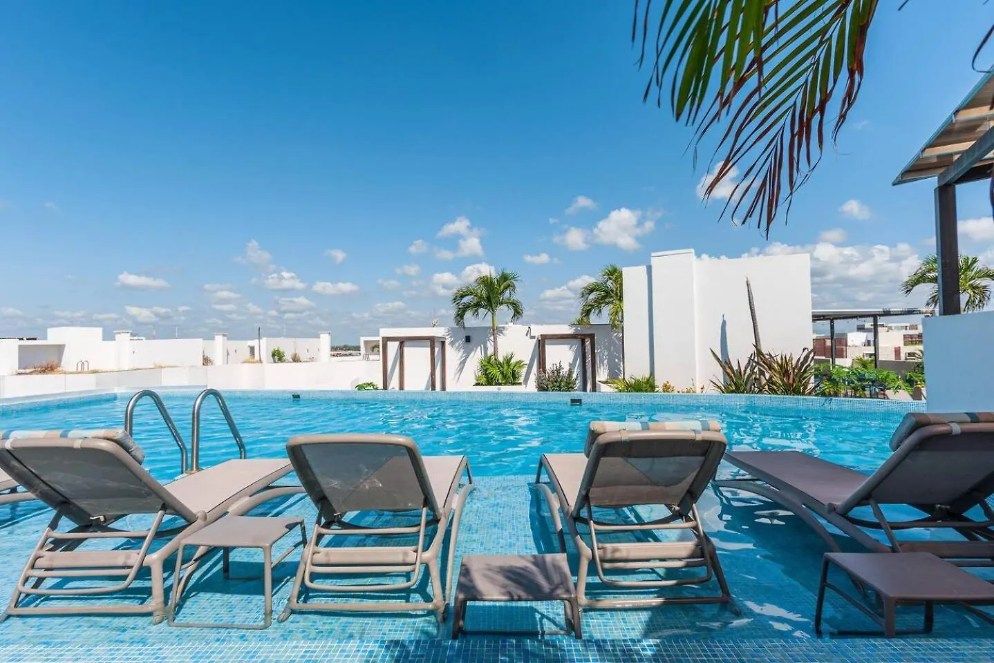 Central Beach Haven Sleeps 16 Playa del Carmen Apartment